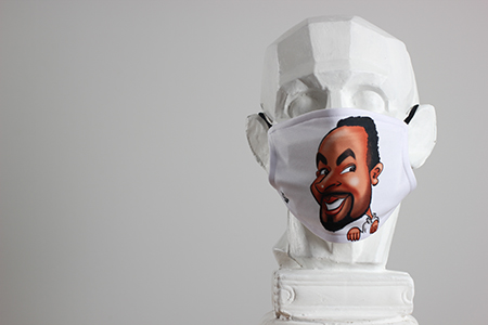 Caricature en couleur d'un homme imprimé sur un masque de protection. Masque personnalisé blanc avec la caricature.