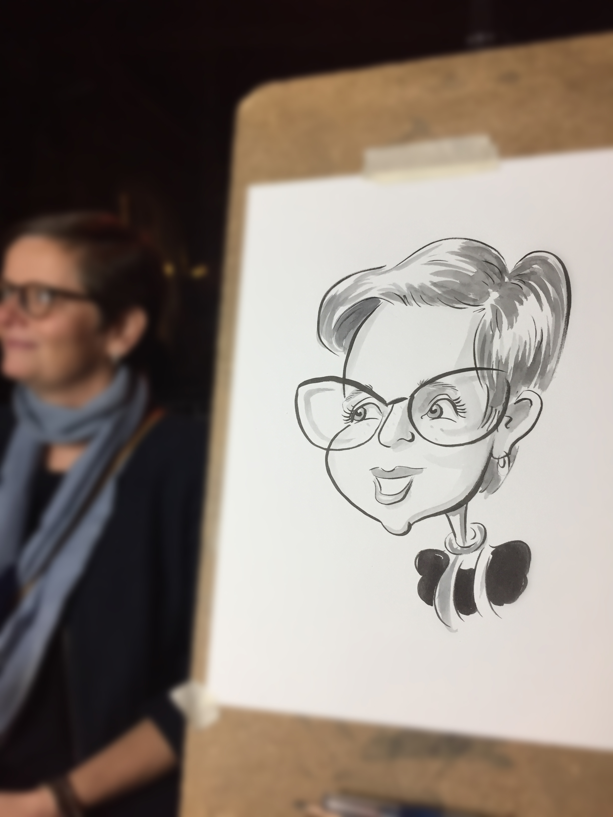 Een karikatuur maakt tijdens een evenement in Brussels