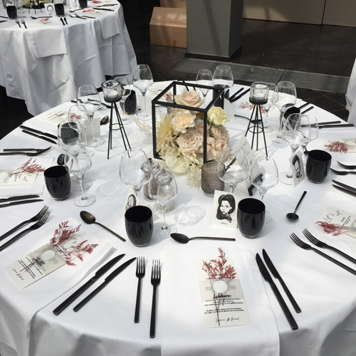 Table de mariage avec des marque-places personnalisés avec la caricature de chaque invité
