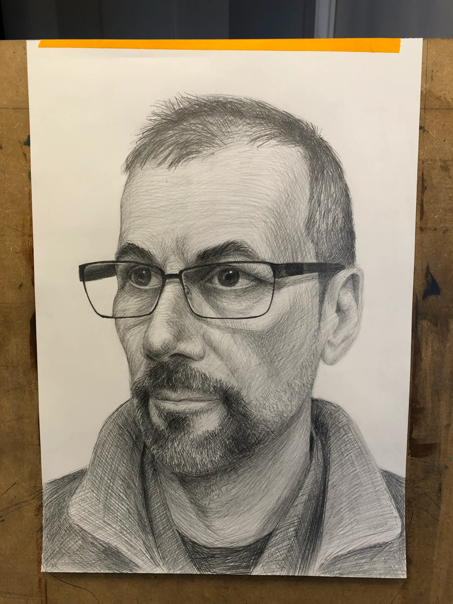 C'est un portrait qui est réalisé au crayon à Bruxelles (Belgique). Sur ce portrait on voit un homme avec des lunettes et une petite barbe. La commande de ce portrait a été réalisé en 6 heures